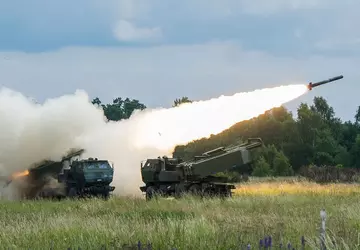 HIMARS zerstört eine seltene russische Haubitze ...