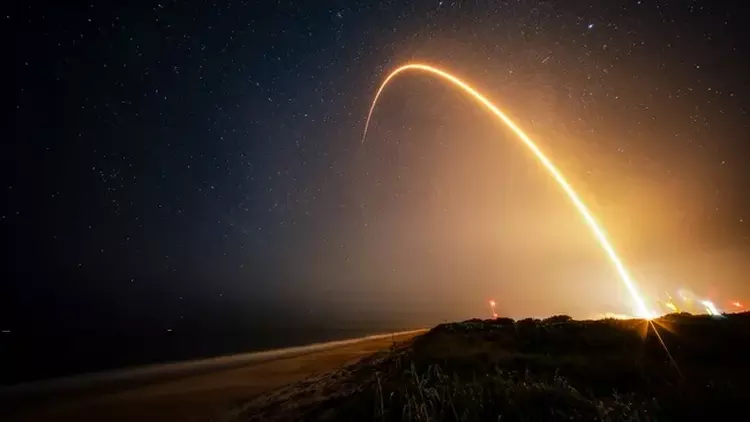 SpaceX führte im Jahr 2025 den ...