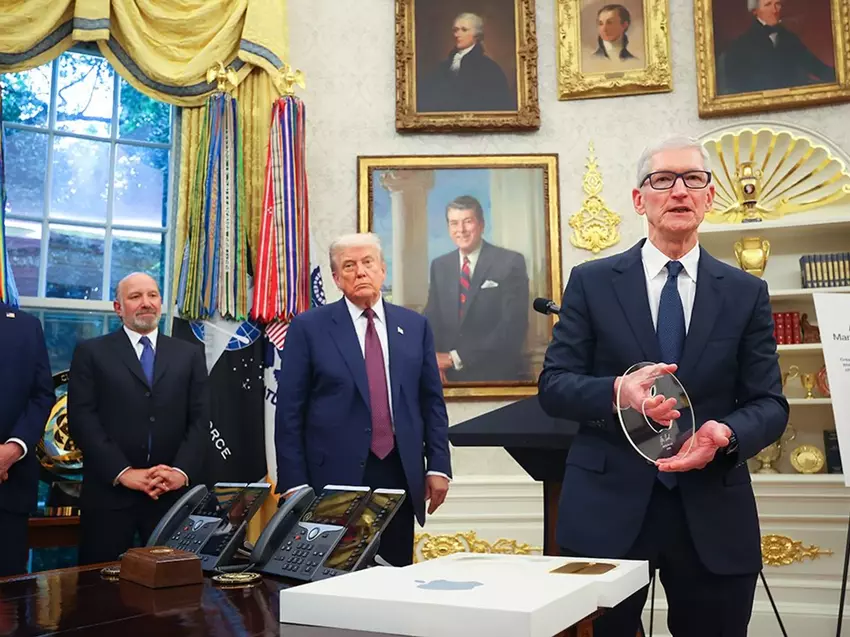 Tim Cook präsentiert Trump ein Stück Glas auf einem goldenen Ständer, Trump ist zufrieden