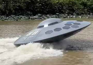 YouTuber baut ein Jetboot in Form ...