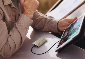 Diese tragbare Samsung T7 Shield SSD ...