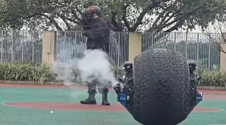 Chinesischer Robocop geht zum ersten Mal auf Streife: Er sieht aus wie BB-8 aus Star Wars und hat nicht-tödliche Waffen (Video)