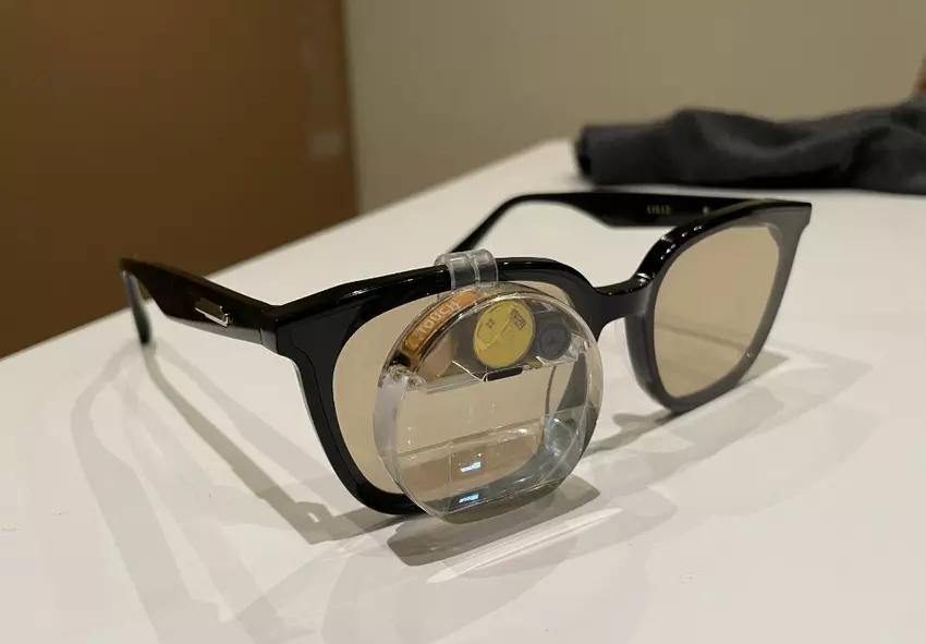 Ein Stanford-Student hat mit ChatGPT ein intelligentes Monokel entwickelt, das bei Dates und Vorstellungsgesprächen für Gesprächsstoff sorgt