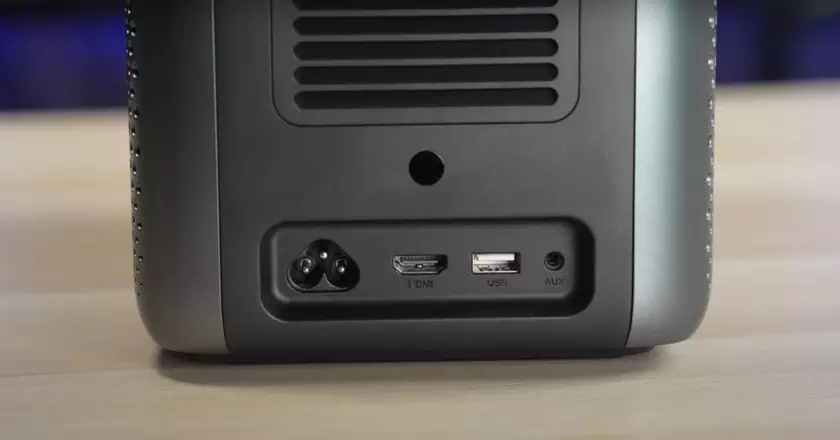 NEBULA von Anker Cosmos Laser 4K Beamer