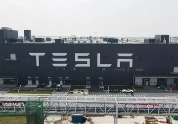 Das Tesla-Werk in Shanghai wird die ...