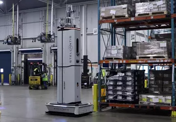 Stellantis führt Lagerroboter in den Anlagen ...
