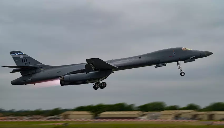 Strategische Bomber vom Typ B-1B Lancer nehmen zum ersten Mal an der Arctic Challenge teil und überfliegen zusammen mit F-35-Kampfflugzeugen den größten Flugzeugträger der Welt USS Gerald R. Ford