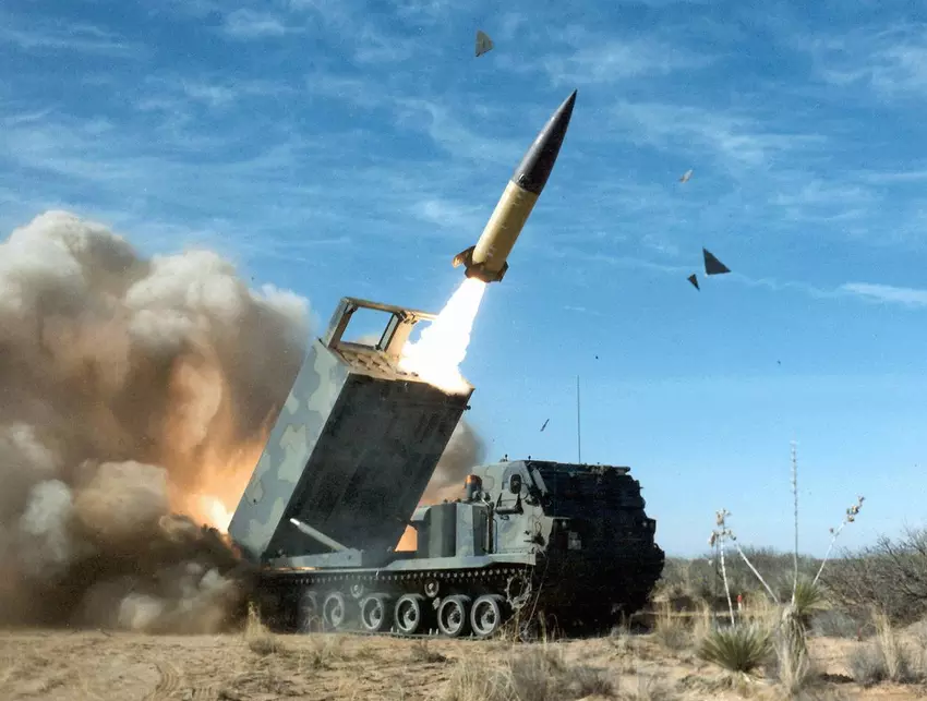 AFU mit M270 MLRS und ATACMS-Raketen haben einen Militärflugplatz auf der Krim getroffen und 18 Flugzeuge zerstört - InformNapalm