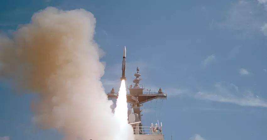 Der US-Zerstörer USS Carney zerstörte mit SM-2-Abfangjägern drei Raketen und acht Drohnen in der Nähe des Jemen