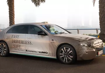 Mercedes tritt mit Chinas Momenta in ...