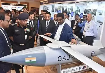 Indien, das seit zehn Jahren versucht, ...