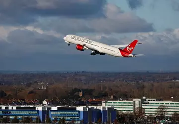 Virgin Atlantic-Passagierflugzeug fliegt erstmals mit sauberem ...