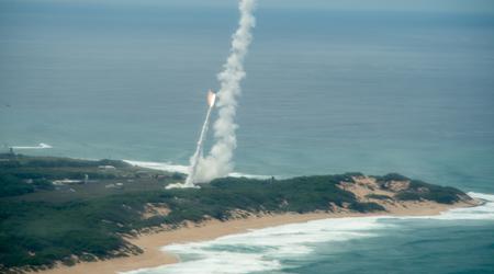 Der Zerstörer USS Carl M. Levin setzte SM-3 Block IA und SM-2 Block IIIA Abfangjäger ein, um gleichzeitig ballistische Raketen und Anti-Schiffs-Raketen abzufangen