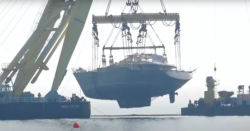 Die versunkene Superyacht eines Tech-Billionärs wurde vor der Küste Siziliens aus dem Meer gehoben