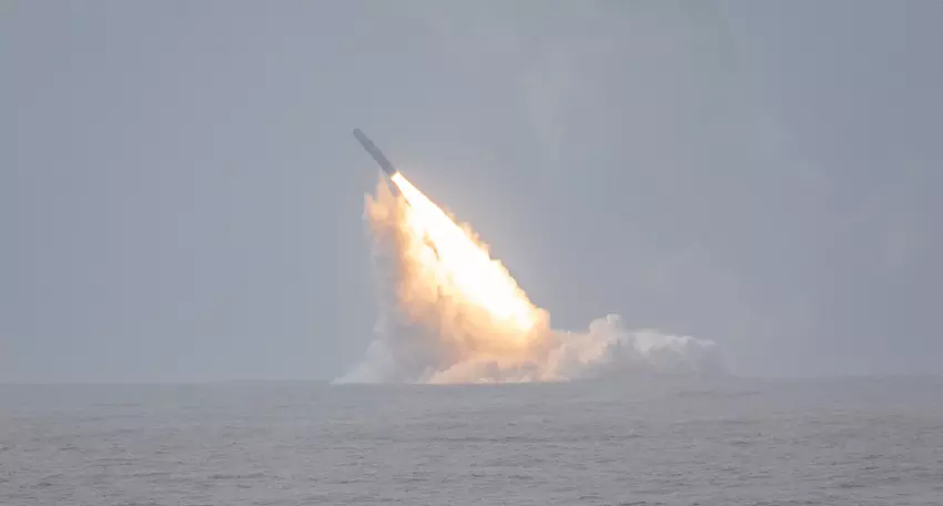 Das US-Atom-U-Boot USS Louisiana (SSBN 743) hat die Trident II D5LE, die modernste ballistische Interkontinentalrakete der Welt, erfolgreich gestartet.