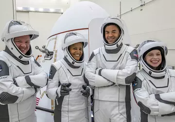 SpaceX schickt erste Weltraumtouristen in die ...