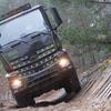Mercedes-Benz Arocs Lkw in Tarnfarbe.