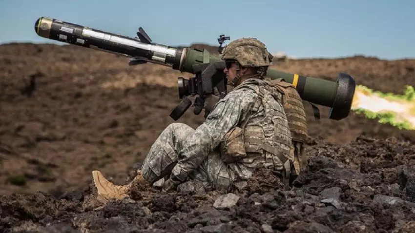 Spektakulär: Ukrainische Soldaten zeigen, wie sie einen feindlichen Panzer mit einer Javelin zerstören (Video)