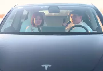 TeslaMic: ein Karaoke-Mikrofon im Auto, das ...