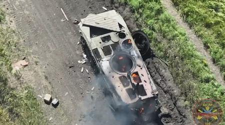 Ukrainische Drohne warf Granaten auf russischen Schützenpanzer BMP-1 im Wert von 200.000 Dollar