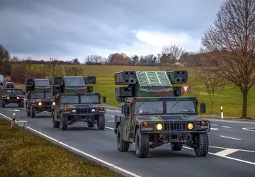 Avenger SAMs, HAWK-Luftabwehrraketen, HIMARS-Raketen und 155-mm-Artilleriemunition ...