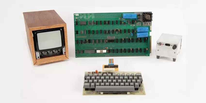 Ein funktionsfähiges Exemplar des Apple-1 mit einer Bedienungsanleitung mit handschriftlichen Notizen von Steve Jobs und Steve Wozniak wurde für 375.000 Dollar versteigert