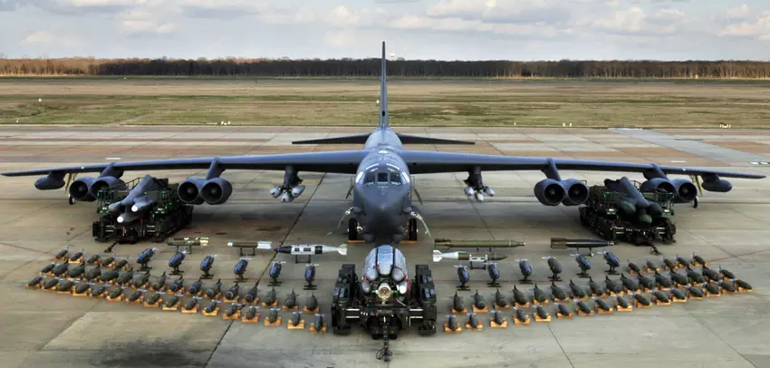 Am 17. Oktober beginnt die NATO mit der Nuklearübung "Steadfast Noon", bei der strategische Bomber vom Typ B-52 Stratofortress eingesetzt werden.