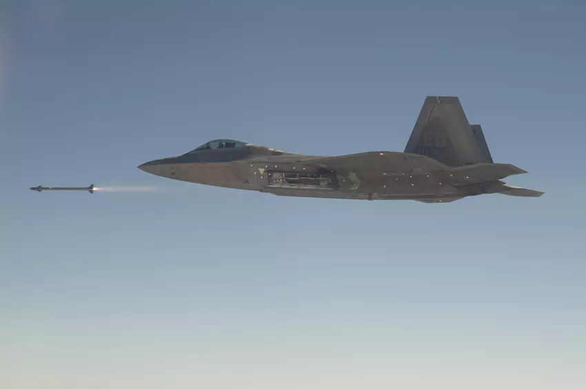 F-22 Raptor zerstört mit modernster AIM-9X Sidewinder-Rakete chinesischen Spionageballon, der strategische US-Ziele ausspionierte