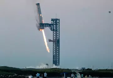 Historischer Moment für SpaceX: Starship-Rakete kehrt ...