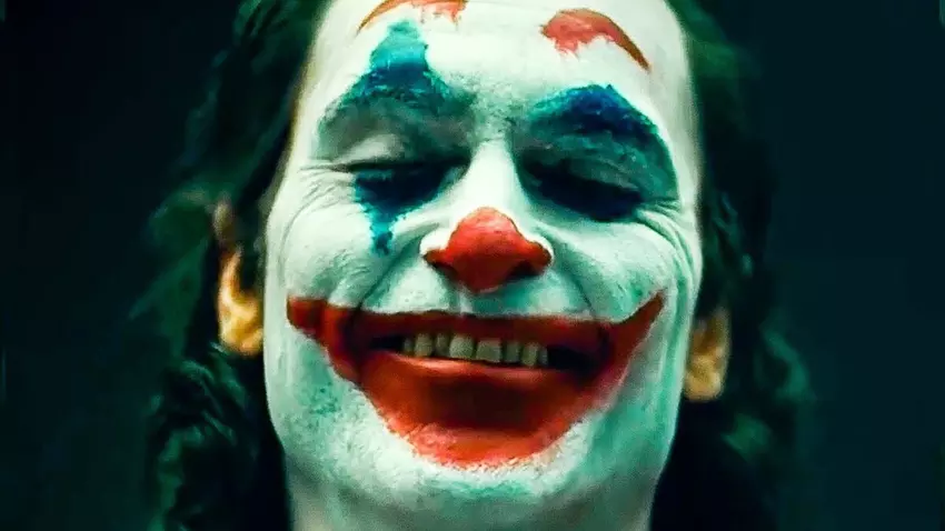 Regisseur Todd Phillips markiert ein Jahr bis zur Premiere der "Joker"-Fortsetzung mit einem neuen Bild von Joaquin Phoenix in seiner ikonischen Darstellung des DC-Universums-Bösewichts