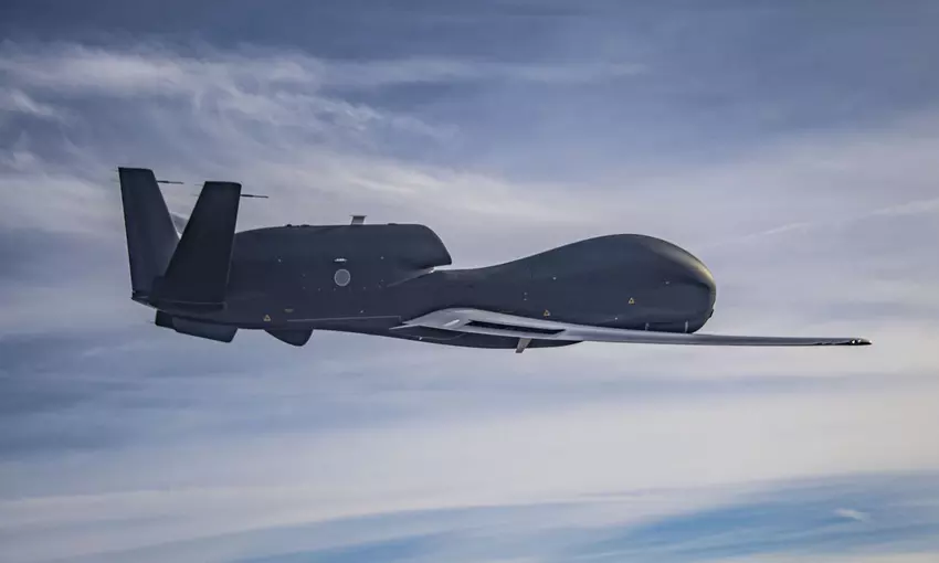 Die strategische Drohne RQ-4B Global Hawk der US-Luftwaffe hat im Schwarzen Meer, 100 km vor der russischen Küste, einen ungewöhnlichen Einsatz durchgeführt