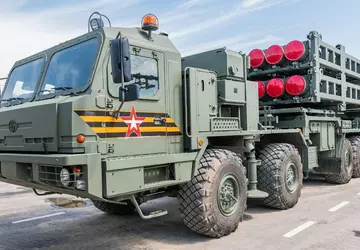 Zwei ukrainische FPV-Drohnen zerstörten ein modernes ...