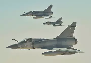 Französische Mirage 2000-5F-Kampfflugzeuge zerstören ein Dutzend ...
