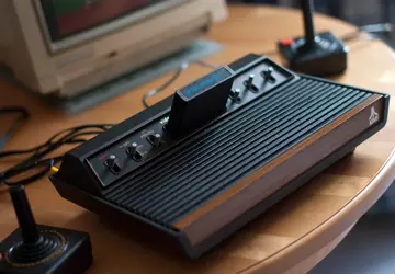 Lego stellt einen Atari 2600 her, ...