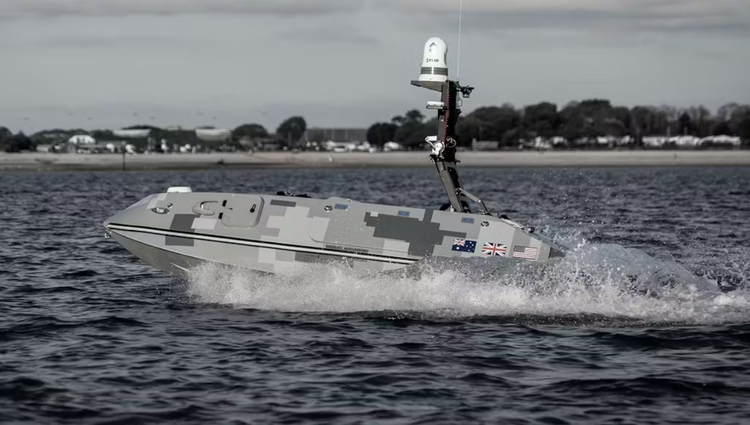 Großbritannien zeigt Überwasserdrohne MARS, die Angriffsdrohnen ...