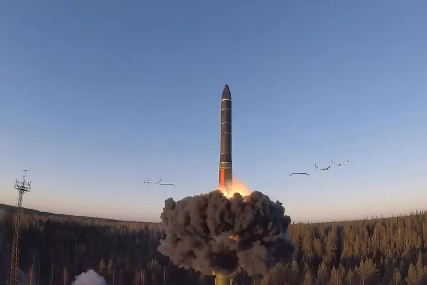 CNN: Während Bidens Besuch in der Ukraine versuchte Russland, eine ballistische Rakete vom Typ Sarmat zu testen, was jedoch misslang