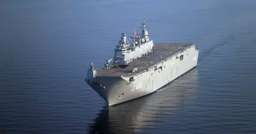 Die Türkei hat die TCG Anadolu, das erste Drohnenkampfschiff der Welt, in Betrieb genommen - auf dem Deck können bis zu 12 F-35B-Kampfjets der fünften Generation untergebracht werden