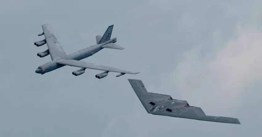 100 Jahre in der Luft - Boeing veröffentlicht das erste Bild des modernisierten Atombombers B-52 Stratofortress, der neue Triebwerke erhält und Hyperschallraketen mit einer Reichweite von 15.000 km tragen kann
