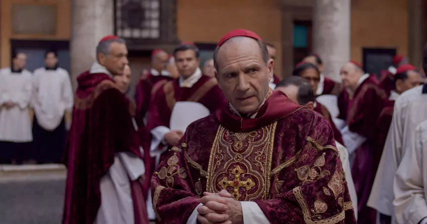 Peter Straughan gewann einen Oscar für das beste adaptierte Drehbuch für den Film über die politische Intrige Conclave 