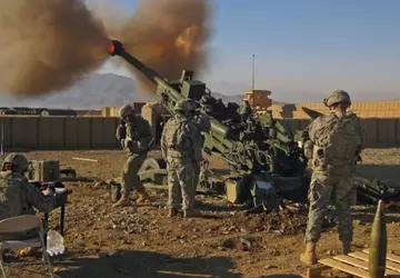 Amerikanische M777-Haubitzen zerstörten zwei 2B16 Nona-K-Geschütze ...