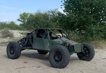 Der Varan-Buggy, der auf Sand eine ...