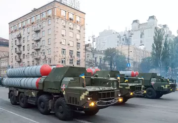 Ukrainische Flugabwehrkanoniere demonstrieren den Abschuss von ...