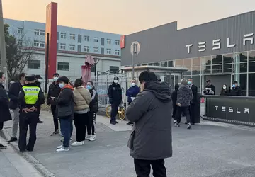 Neue Tesla-Besitzer protestieren in China gegen ...