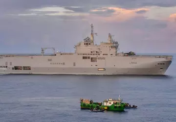 Französischer Hubschrauberträger FS Tonnerre fängt Schiff ...