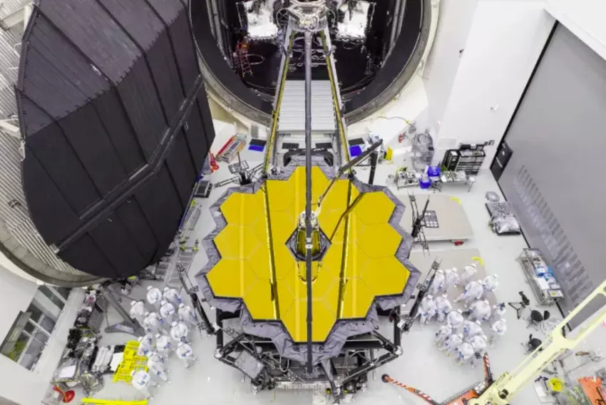 Ein Mikrometeoroid trifft auf das James-Webb-Teleskop der NASA