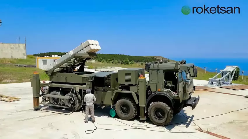 Die AFU zeigte, wie das türkische MLRS mit Hochpräzisionsraketen TRLG-230 eingesetzt wird, die von der Drohne Bayraktar TB2 gesteuert werden können.