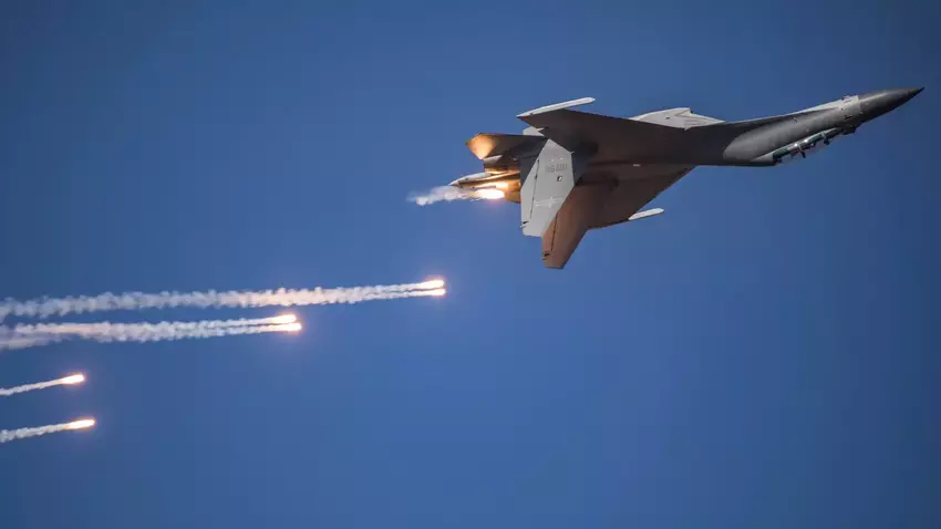 Chinas J-16-Kampfjet führt ein aggressives Manöver vor der RC-135 der US-Luftwaffe durch, wodurch das amerikanische Flugzeug in Turbulenzen gerät