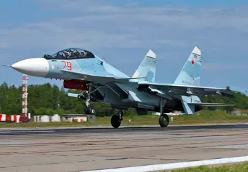 Zerstörte Flugzeuge auf einem Flugplatz auf ...