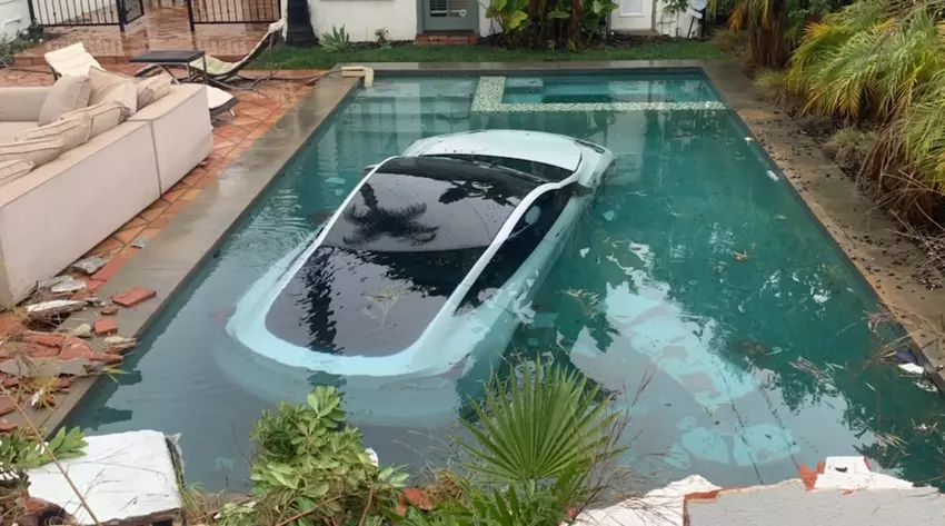 Die Besitzerin eines Tesla verwechselte die Pedale, durchbrach eine Hauswand und landete in einem Swimmingpool