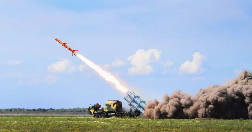 Die Ukraine führte einen massiven Drohnen- und Neptun-Raketenangriff auf einen Flugplatz auf der Krim durch, auf dem sich Su-30-Kampfjets, Su-24-Bomber, Pantsir-S1-Luftabwehrsysteme und ein Ausbildungszentrum für Mohajer-6-Drohnenbetreiber befanden